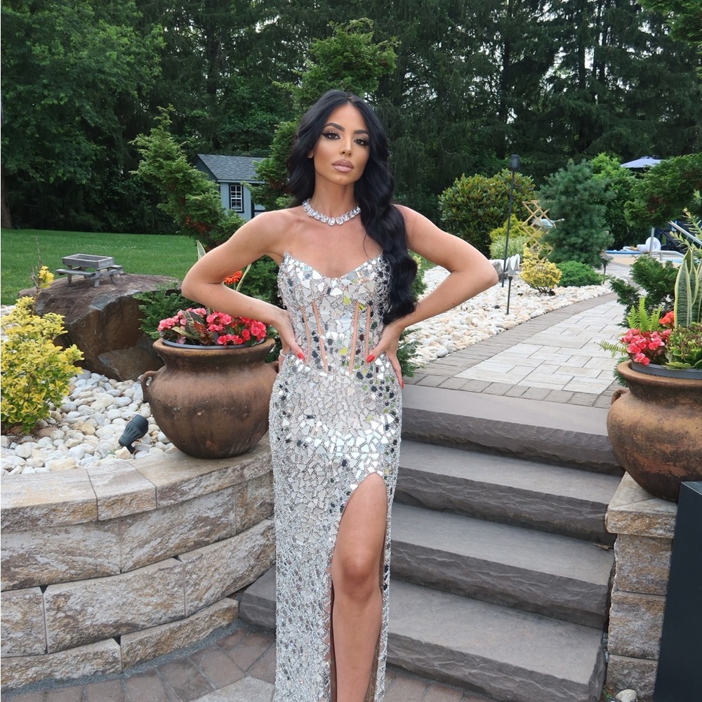Portia and Scarlett White Sleeveless Sweetheart Prom Gown